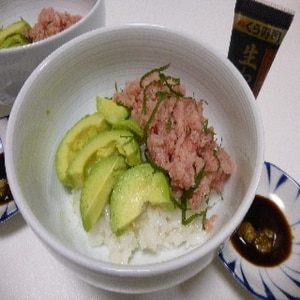 相性ぴったり♪マグロアボカド丼